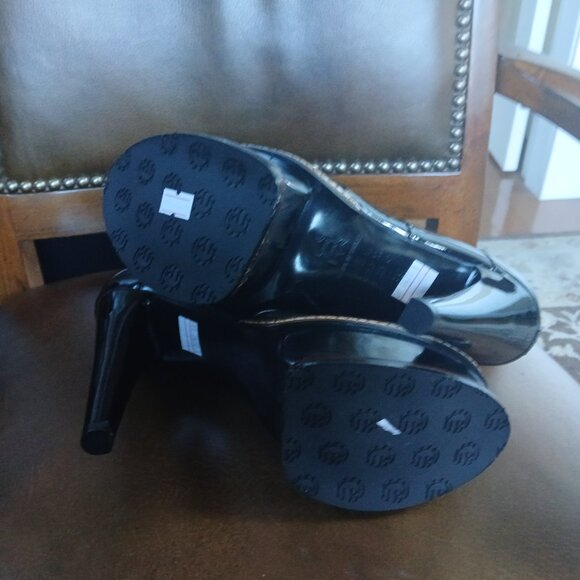 Sturdy and beautiful platform short leather boots. New and Unworn. - Picture 5 of 9